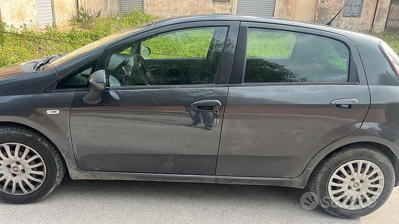 Verde Usata 2015 Fiat Punto Utilitaria | 2500 € (Super prezzo) - Immagine 1/2
