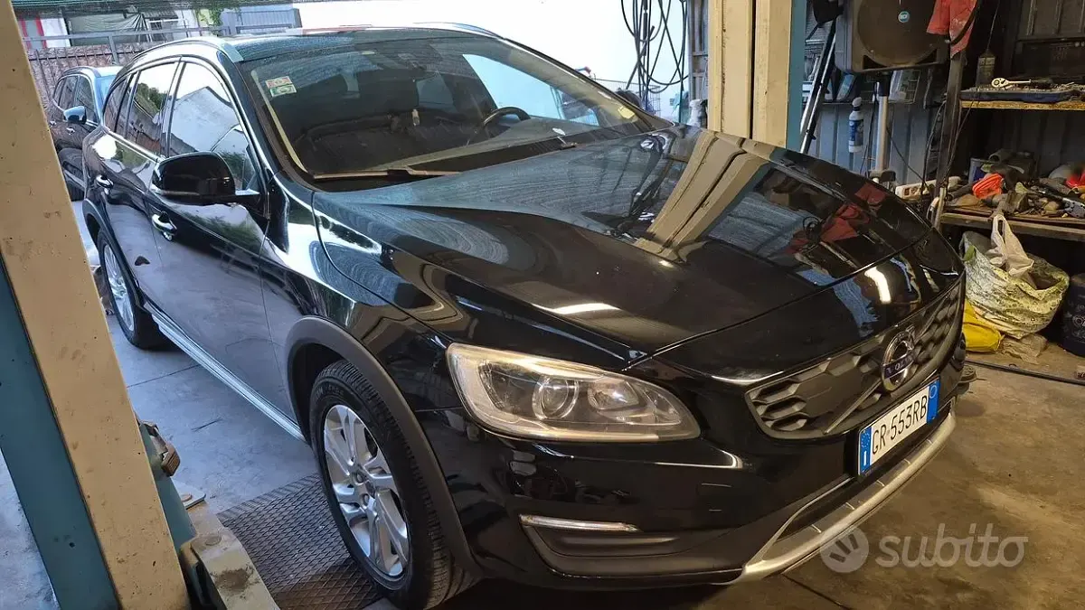 Usata Volvo V60 CC 150 CV (110 kW) 2024 Nero Station wagon