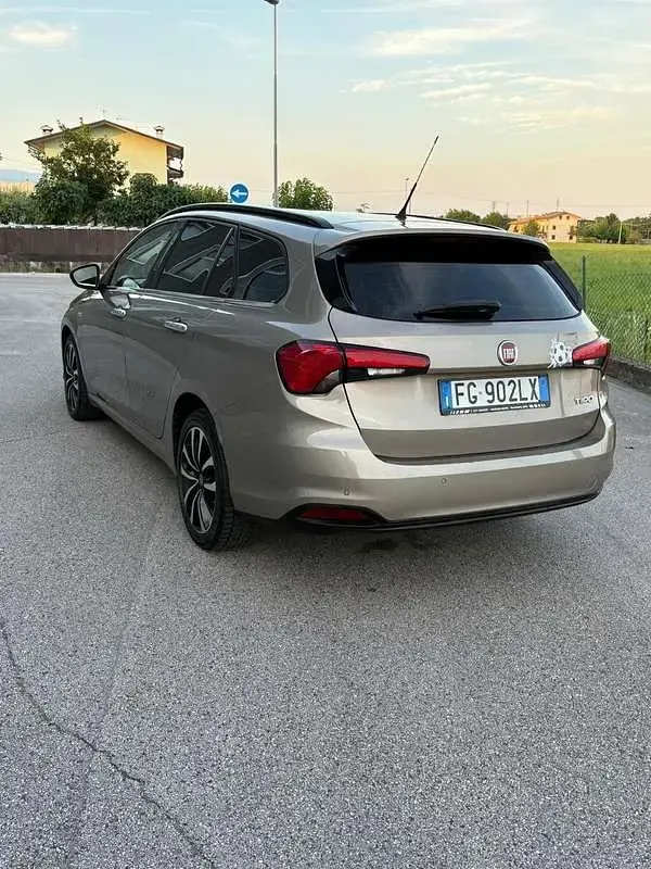 Usata Fiat Tipo S 120 CV (88 kW) 2017 Oro Station wagon