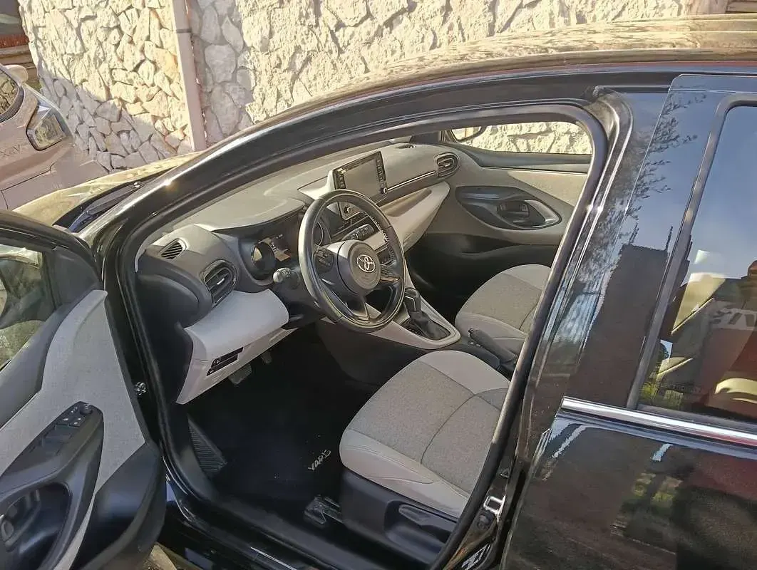 Usata Toyota Yaris Lounge 131 CV (96 kW) 2022 Nero Utilitaria