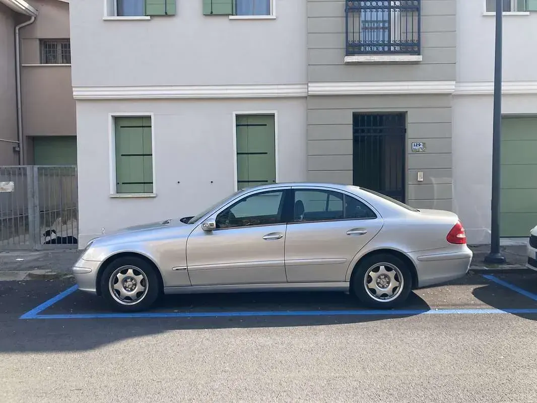 Usata Mercedes E220 150 CV (110 kW) 2003 Argento Berlina