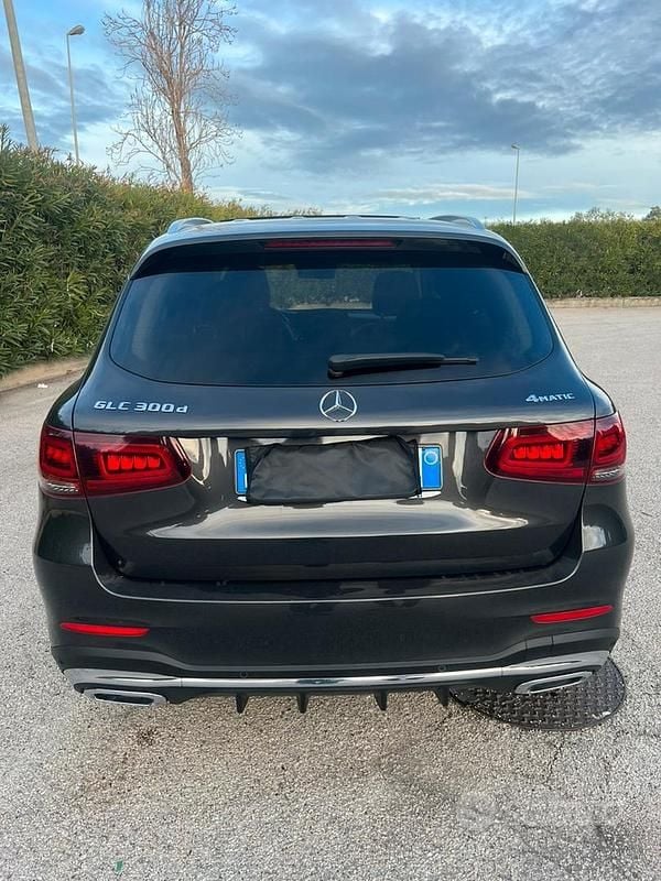 Usata Mercedes GLC300 245 CV (180 kW) 2020 Nero SUV