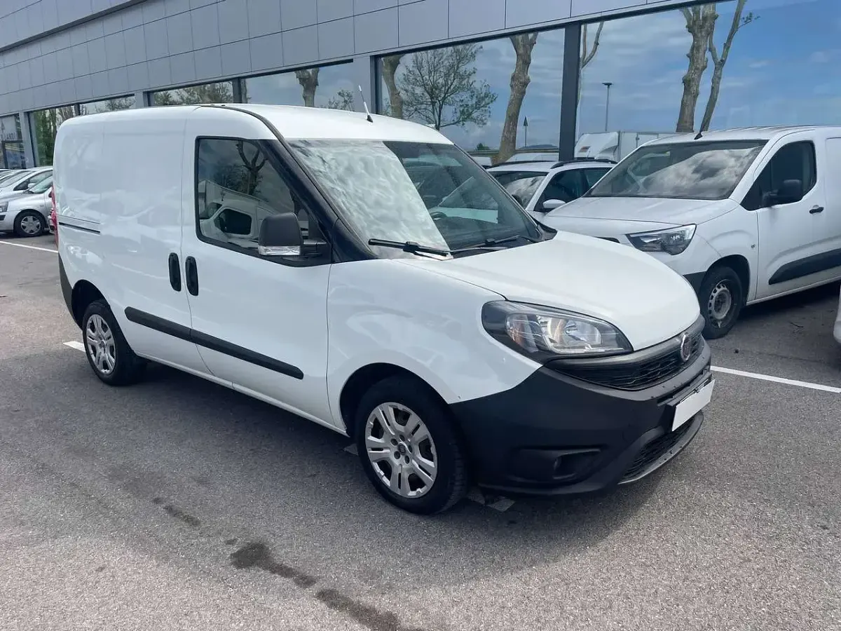 Usata Fiat Doblò Lounge 105 CV (77 kW) 2022 Bianco Monovolume