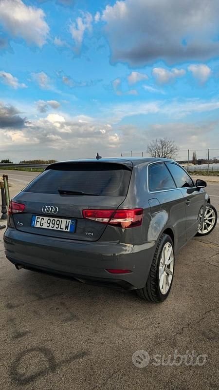 Usado Audi A3 110 CV (80 kW) 2017 Gris Berlina