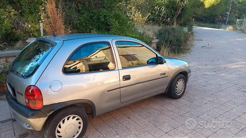 Usata Opel Corsa 54 CV (39 kW) 1997 Grigio Utilitaria