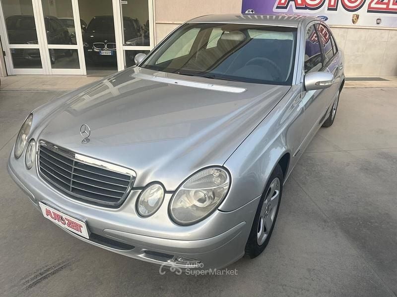 Usata Mercedes E220 Classic 150 CV (110 kW) 2003 Grigio Berlina