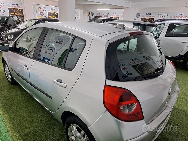 Usata Renault Clio II Luxe 85 CV (62 kW) 2006 Grigio Berlina