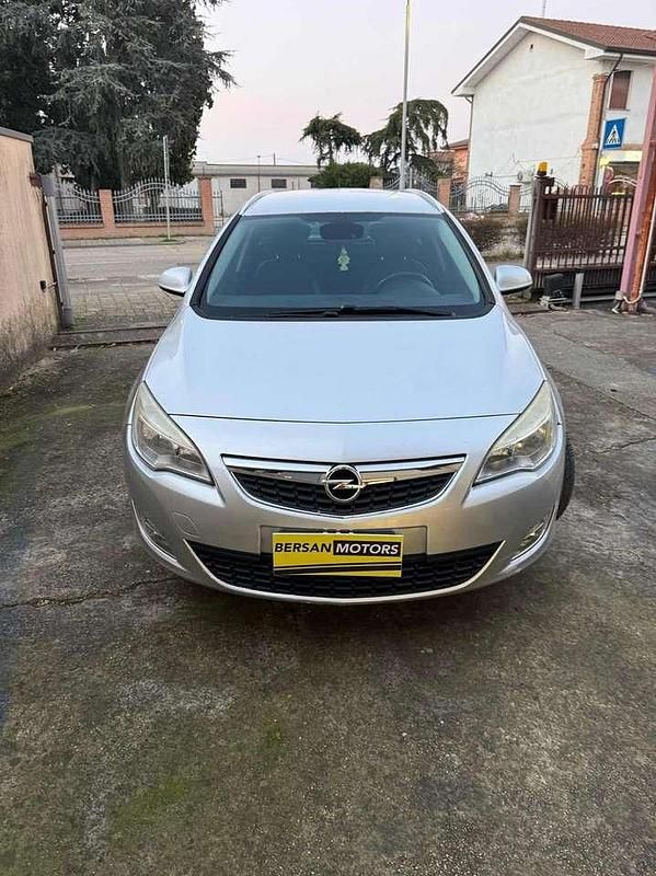 Usata Opel Astra Cosmo 110 CV (80 kW) 2011 Grigio Station wagon
