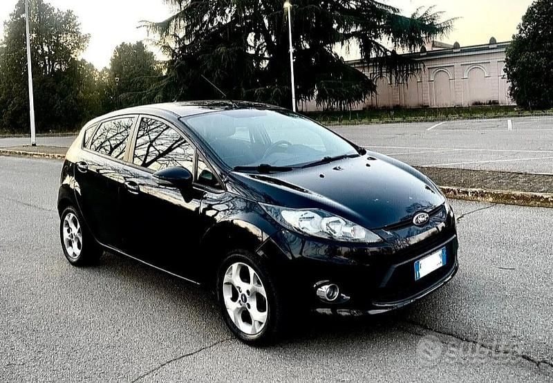 Usata Ford Fiesta 97 CV (71 kW) 2012 Nero Utilitaria