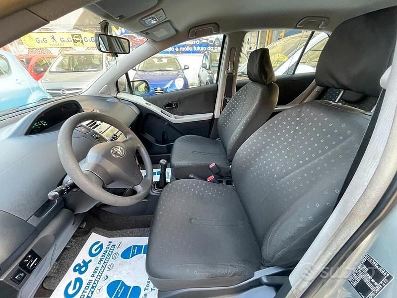 Usata Toyota Yaris Sol 87 CV (63 kW) 2006 Grigio Berlina