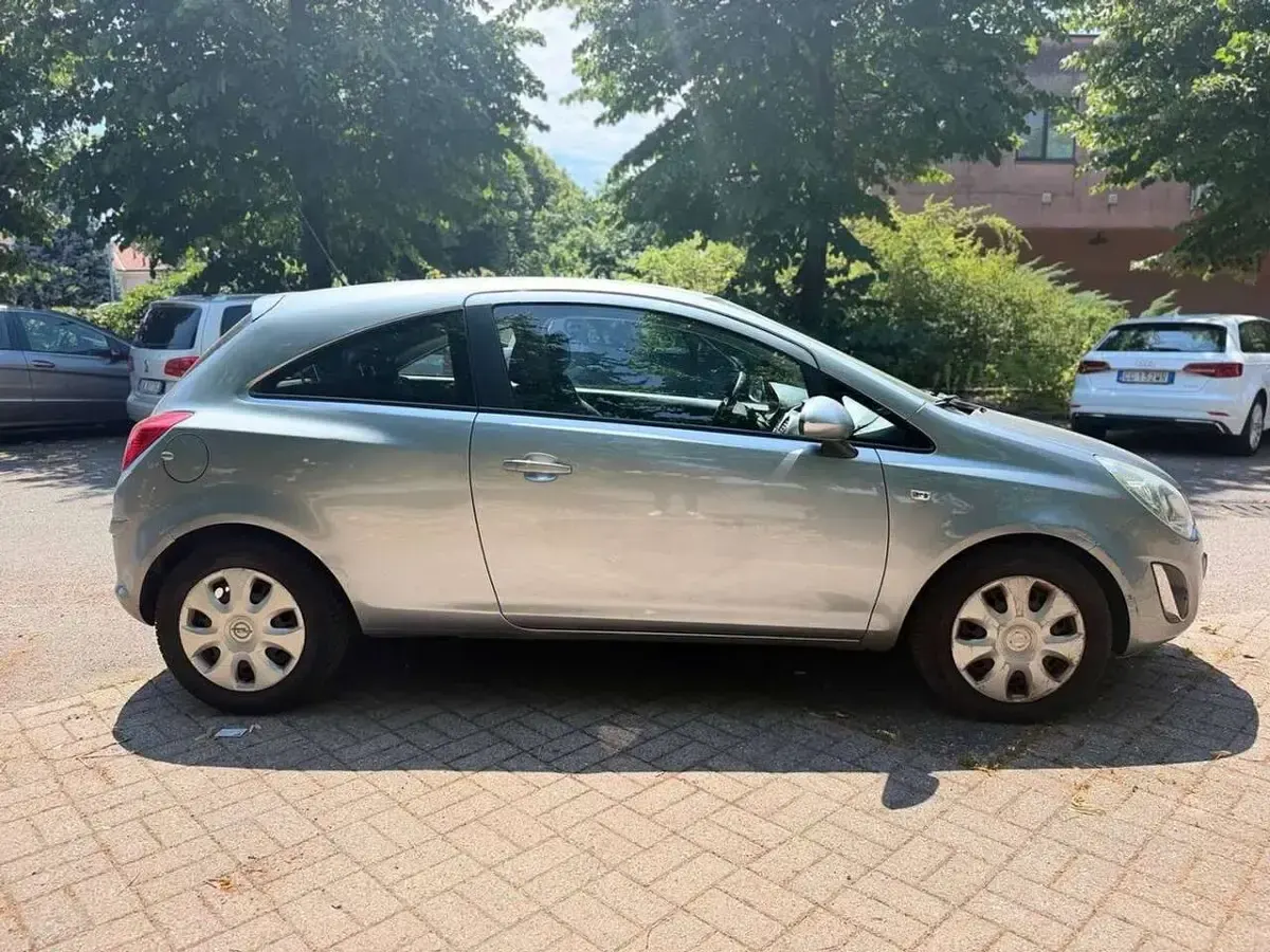 Usata Opel Corsa Edition 75 CV (55 kW) 2013 Grigio Utilitaria