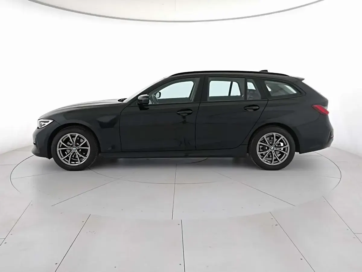 Usata BMW 320 Sport Line 190 CV (139 kW) 2020 Black sapphire Station wagon