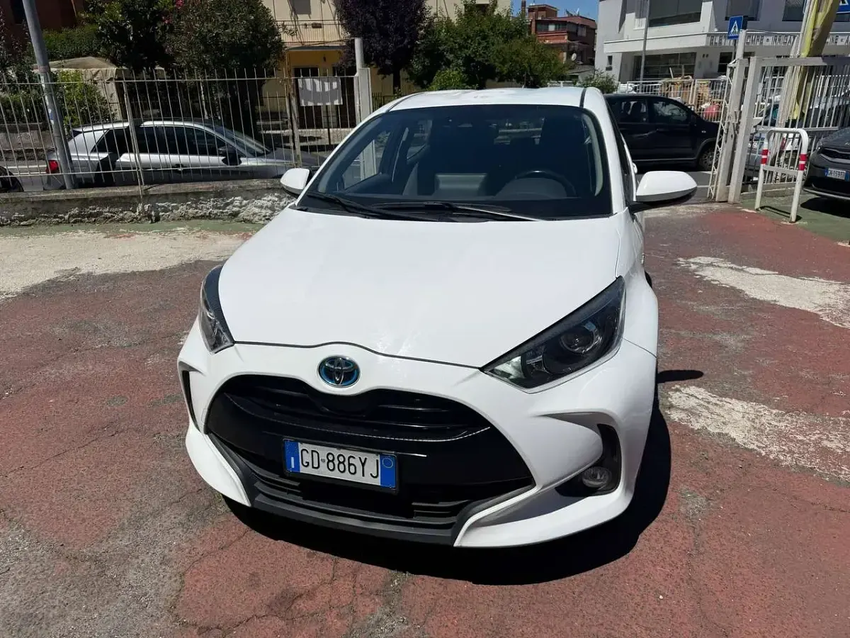 Usata Toyota Yaris Hybrid Lounge 92 CV (67 kW) 2021 Bianco Berlina