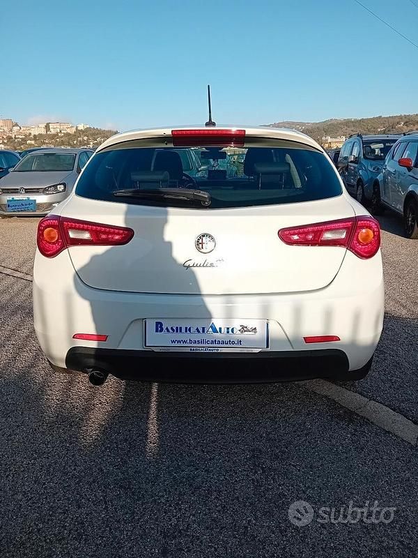 Usata Alfa Romeo Giulietta Distinctive 105 CV (77 kW) 2012 Bianco Utilitaria