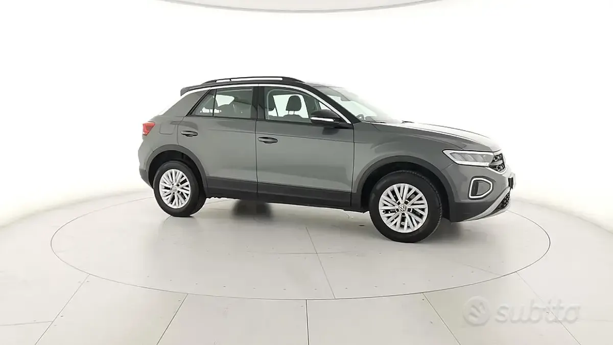 Usata VW T-Roc Life 150 CV (110 kW) 2024 Grigio SUV