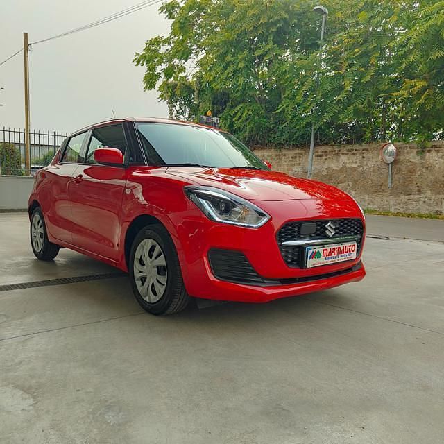Begagnad Suzuki Swift 2022 Röd Halvkombi