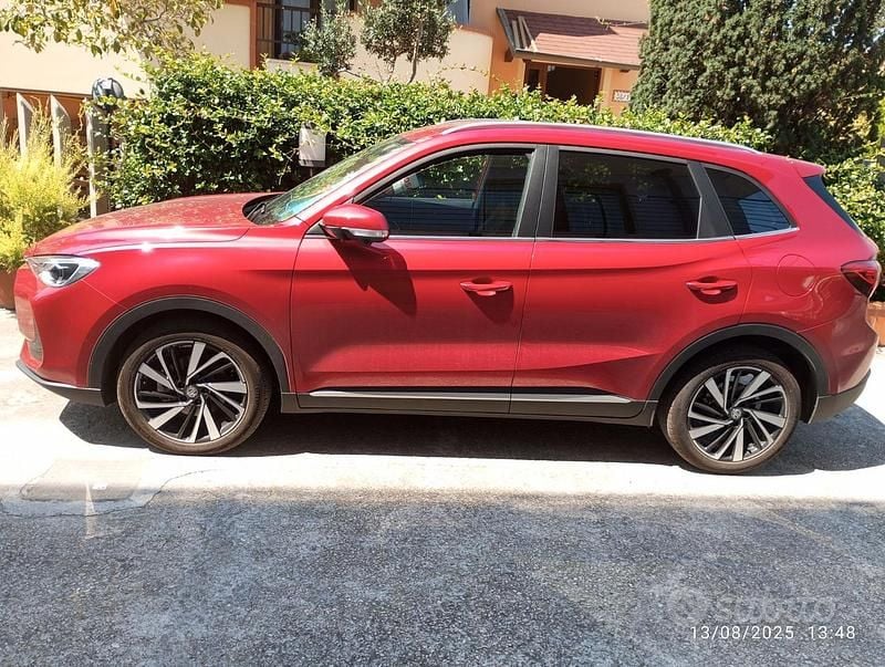 Usata MG ZS Luxury 99 CV (72 kW) 2025 Rosso Berlina