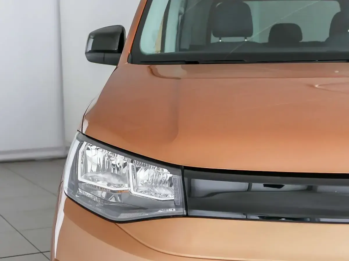 Usata VW Caddy Business 102 CV (75 kW) 2024 Copper bronze metallizzato Monovolume