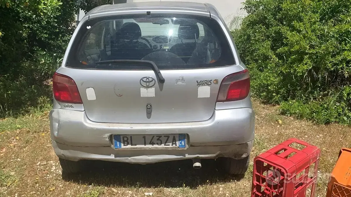 Begagnad Toyota Yaris 68 HK (50 kW) 2000 Grå Sedan