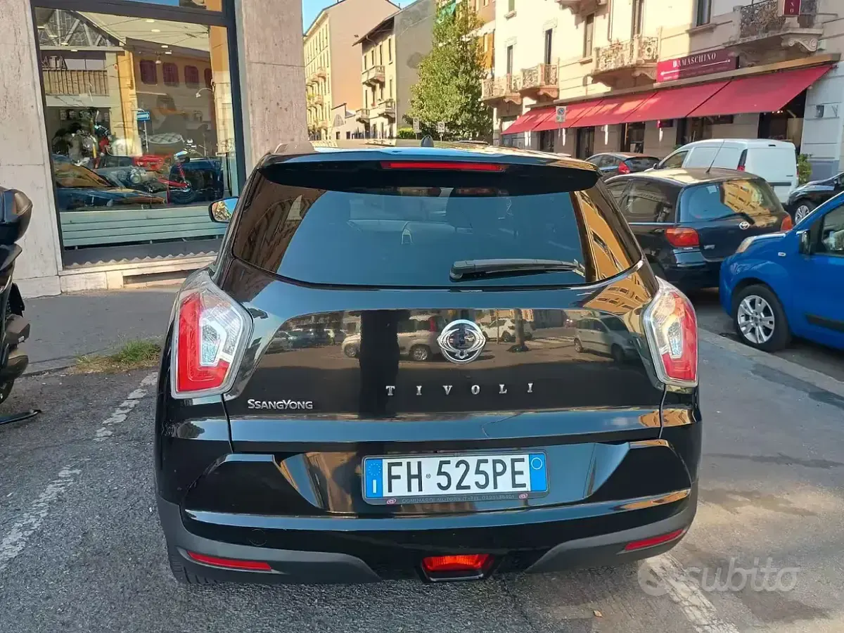 Usata SsangYong Tivoli 128 CV (94 kW) 2017 Nero SUV