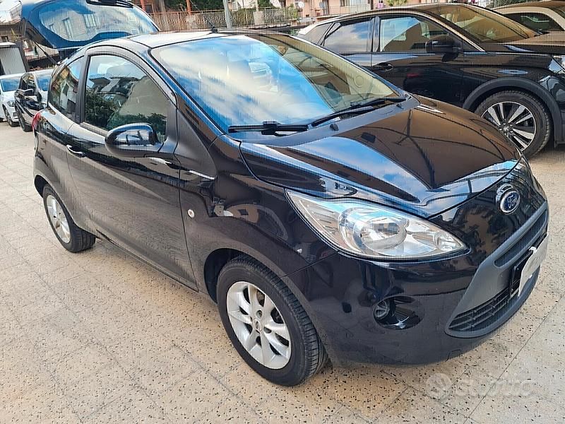 Nero Usata 2015 Ford Ka Due volumi | 5990 € (Buon prezzo) - Immagine 1/4
