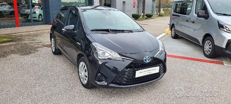 Usata Toyota Yaris Hybrid Active 101 CV (74 kW) 2018 Nero Berlina