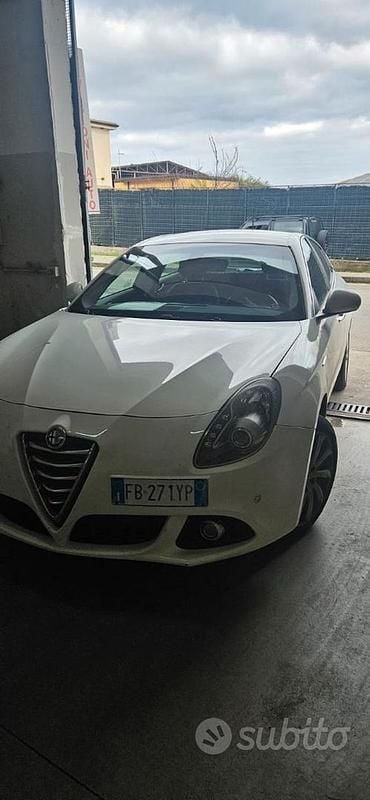 Usata Alfa Romeo Giulietta Distinctive 120 CV (88 kW) 2015 Bianco Utilitaria