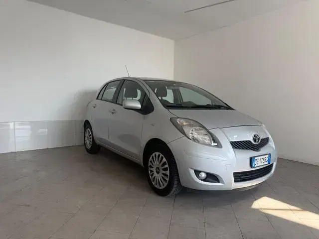 Usata Toyota Yaris Luxury 69 CV (50 kW) 2010 Argento Utilitaria