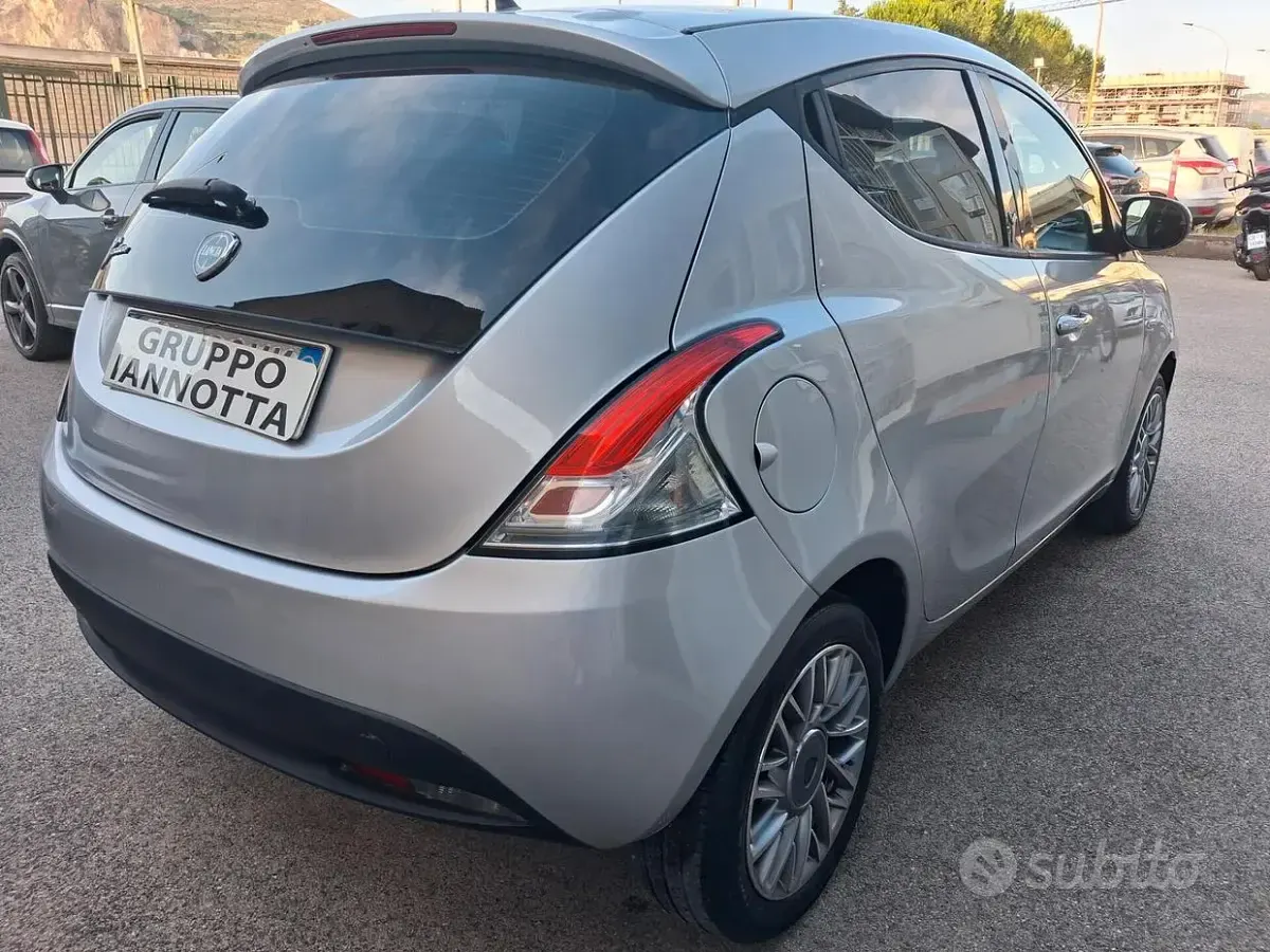 Usata Lancia Ypsilon Gold 95 CV (69 kW) 2012 Grigio Utilitaria