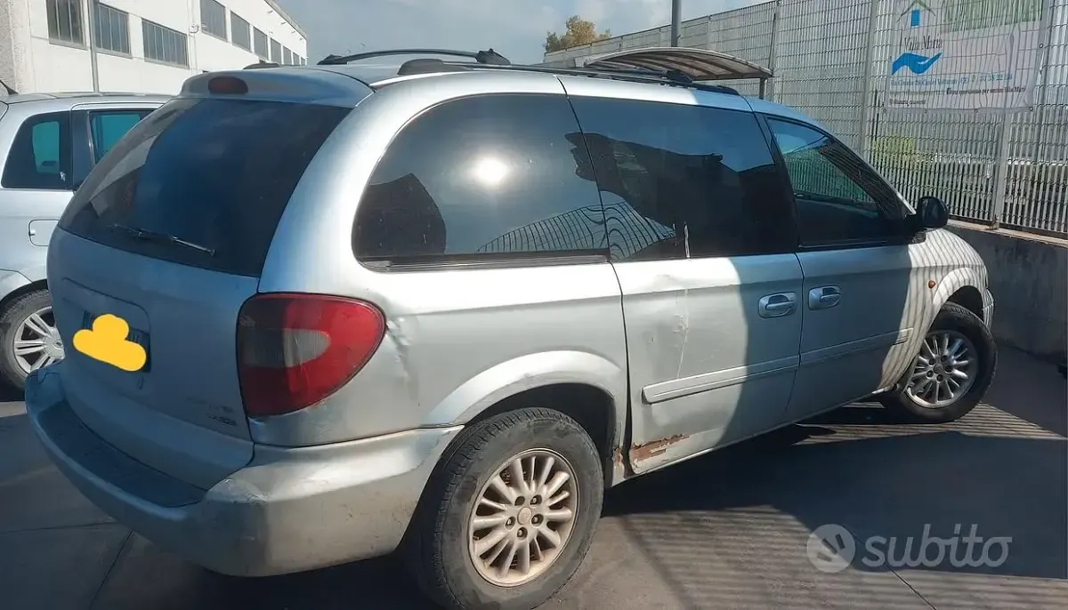 Usata Chrysler Voyager 143 CV (105 kW) 2004 Grigio Monovolume