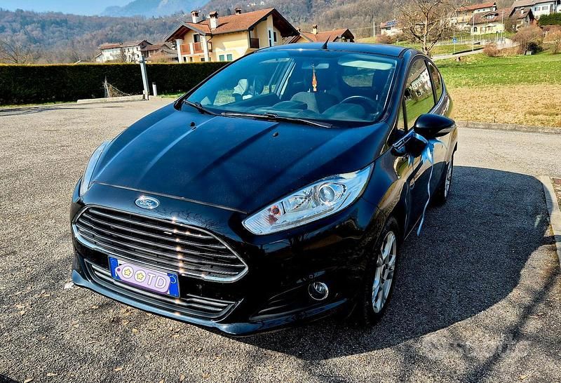 Usata Ford Fiesta 100 CV (73 kW) 2015 Nero Utilitaria