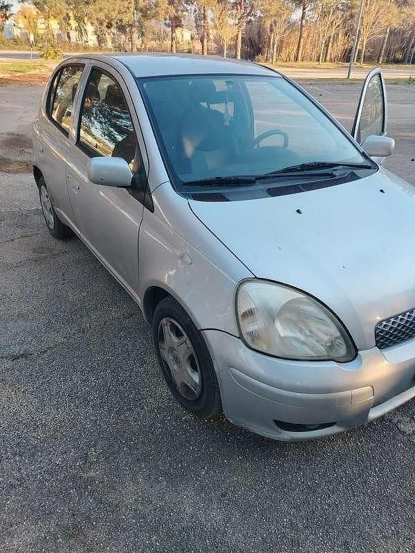Usata Toyota Yaris 65 CV (47 kW) 2005 Grigio Utilitaria