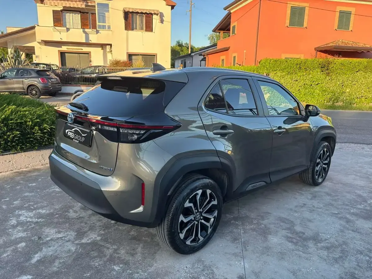 Begagnad Toyota Yaris Cross Trend 92 HK (67 kW) 2022 Grå SUV