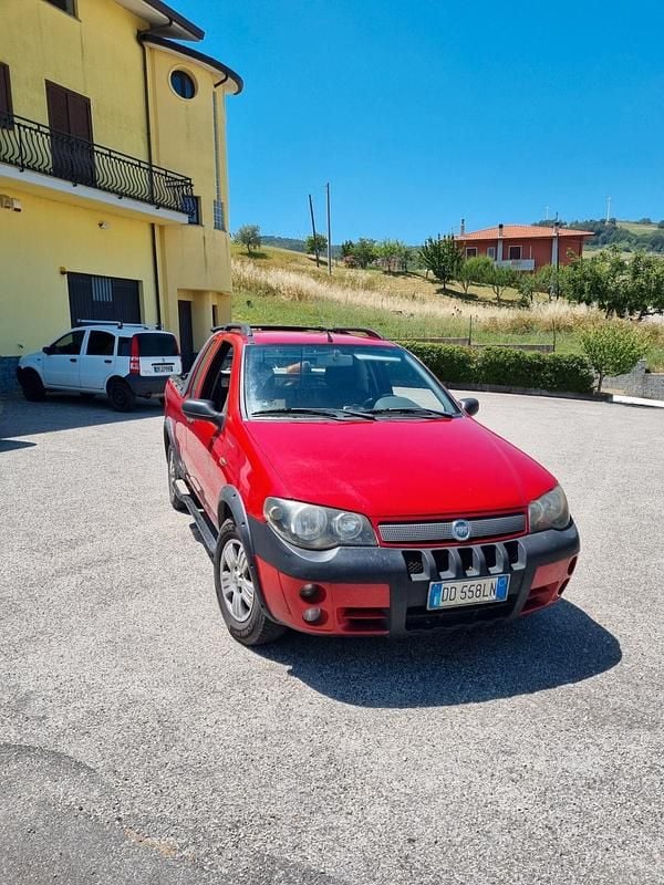 Usata Fiat Strada 84 CV (61 kW) 2006 Rosso Pick-up