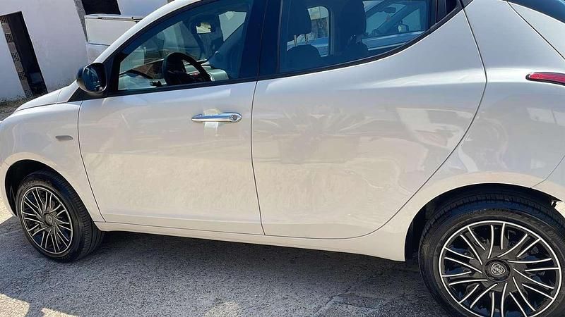 Usata Lancia Ypsilon 69 CV (50 kW) 2024 Nero Utilitaria