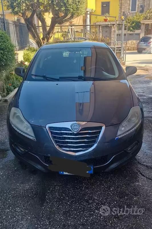 Usata Lancia Delta 120 CV (88 kW) 2012 Grigio Utilitaria