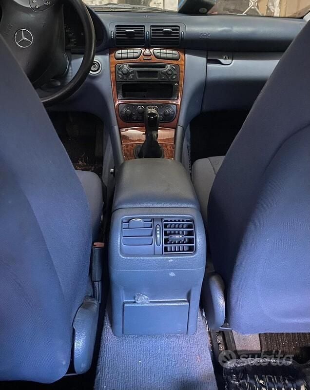 Usata Mercedes C220 125 CV (91 kW) 2002 Nero Berlina