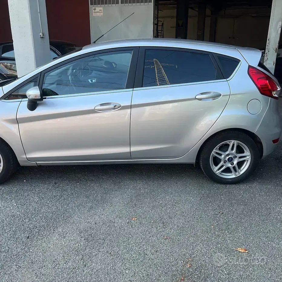 Usata Ford Fiesta Titanium 80 CV (58 kW) 2014 Grigio Utilitaria