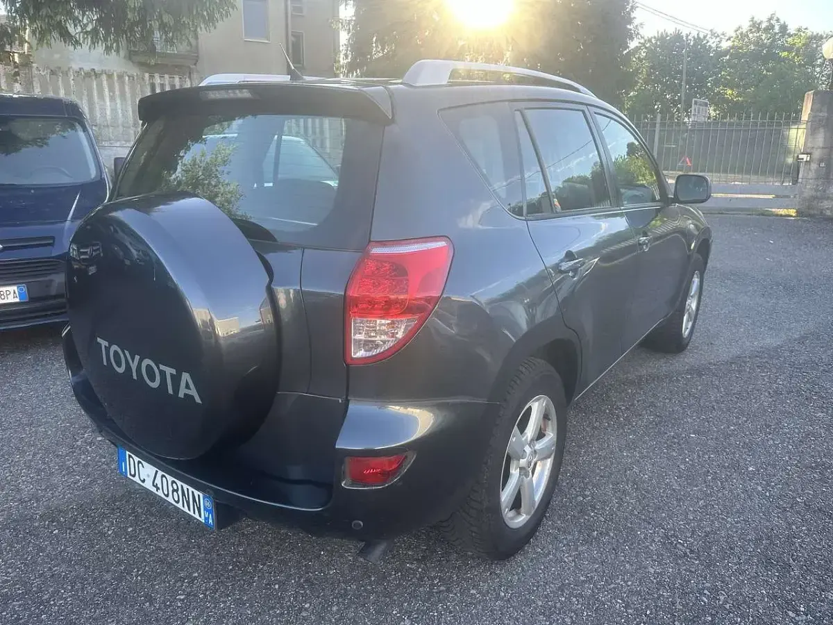 Usata Toyota RAV4 Luxury 136 CV (100 kW) 2006 Grigio SUV