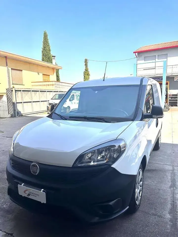 Usata Fiat Doblò 90 CV (66 kW) 2022 Bianco Monovolume