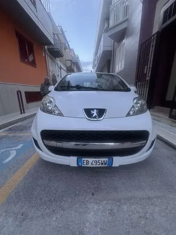Usata Peugeot 107 68 CV (50 kW) 2006 Utilitaria