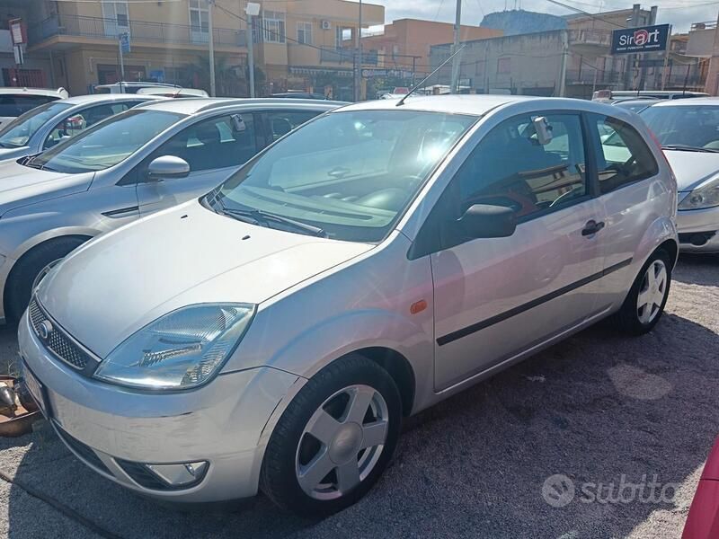 Usata Ford Fiesta Zetec 80 CV (58 kW) 2003 Grigio Utilitaria