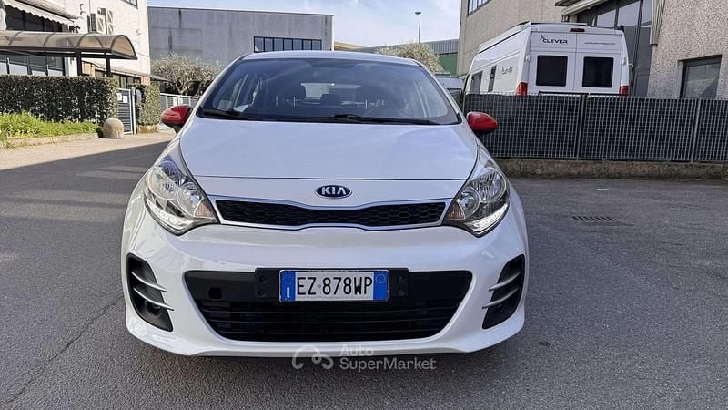 Usata Kia Rio 86 CV (63 kW) 2015 Bianco Berlina