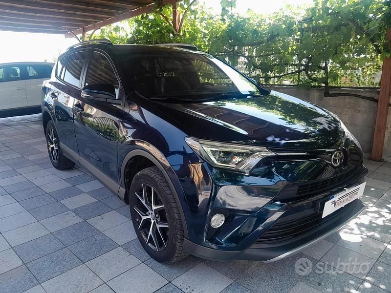 Verde Usata 2017 Toyota RAV4 SUV | 17.900 € (Buon prezzo) - Immagine 1/4