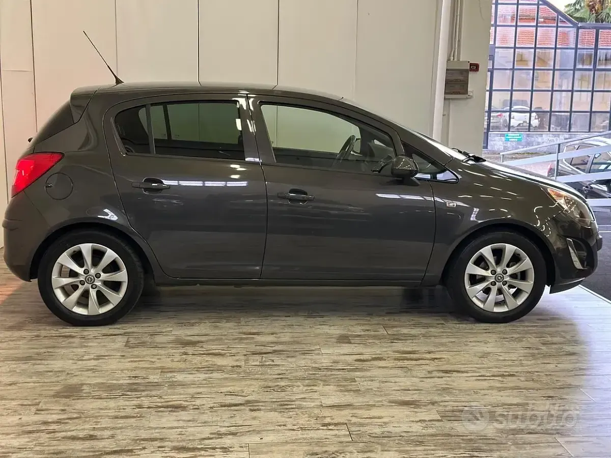 Usata Opel Corsa Edition 85 CV (62 kW) 2013 Grigio Utilitaria