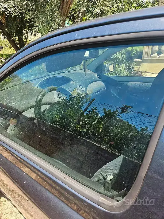 Usata Toyota Yaris 75 CV (55 kW) 2005 Grigio Berlina