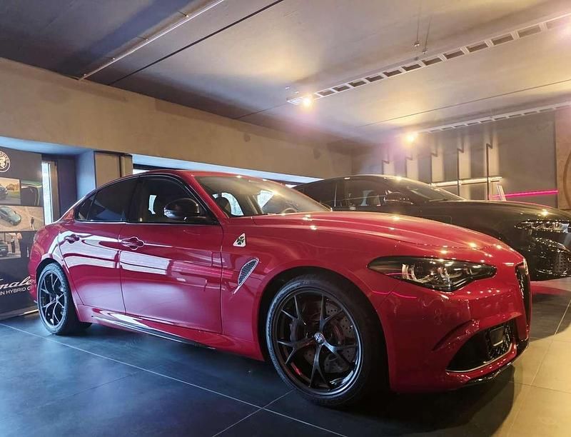 Nuova Alfa Romeo Giulia Quadrifoglio 519 CV (381 kW) 2026 Rosso alfa Berlina