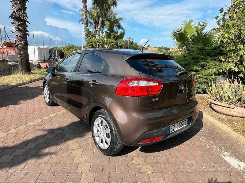 Usata Kia Rio EX 90 CV (66 kW) 2012 Marrone Berlina