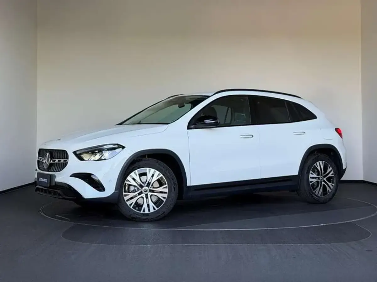 Nuova Mercedes GLA200 150 CV (110 kW) 2025 Bianco SUV