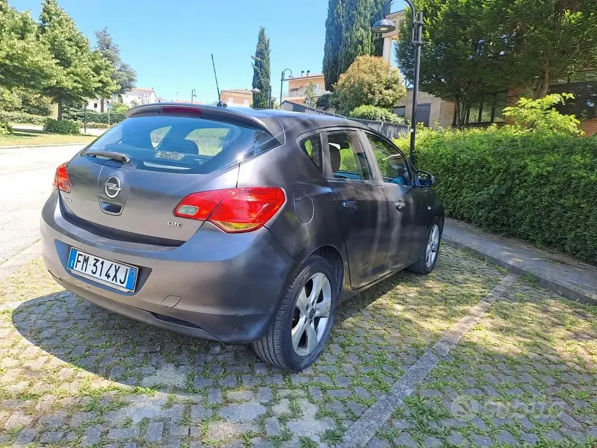 Usata Opel Astra Cosmo 110 CV (80 kW) 2010 Grigio Berlina